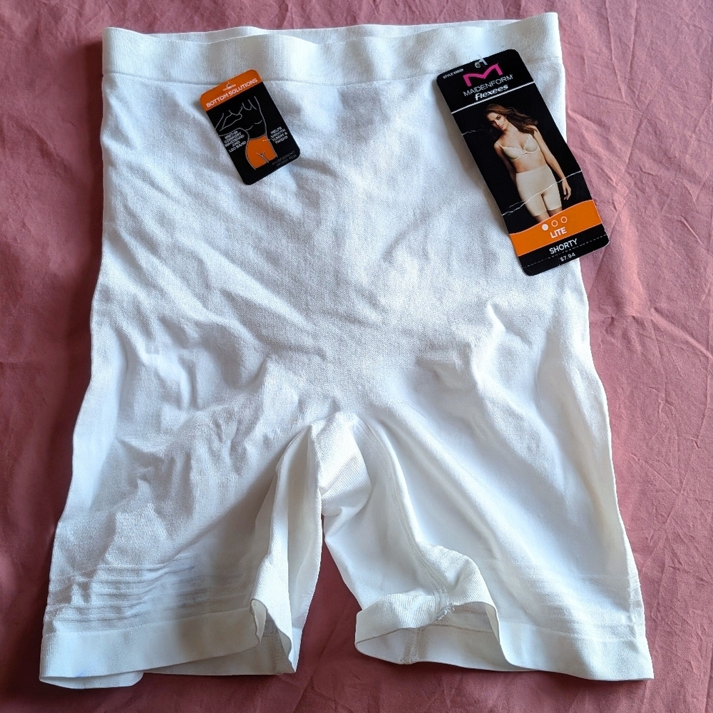 NWT FLEXEES by Maidenform Seamless Shaping Shortsy